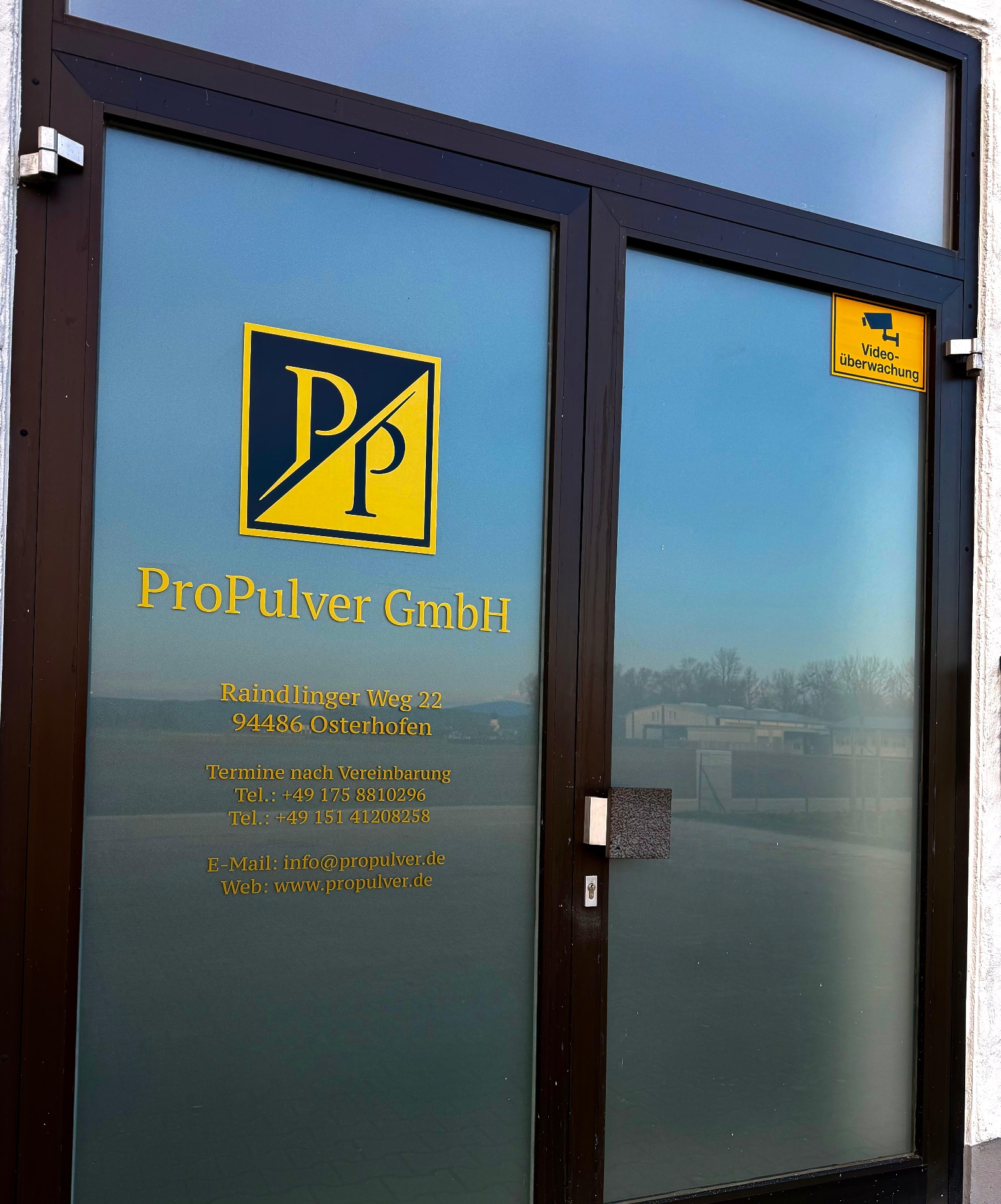 Eingang der ProPulver GmbH mit Firmenlogo und Adresse
