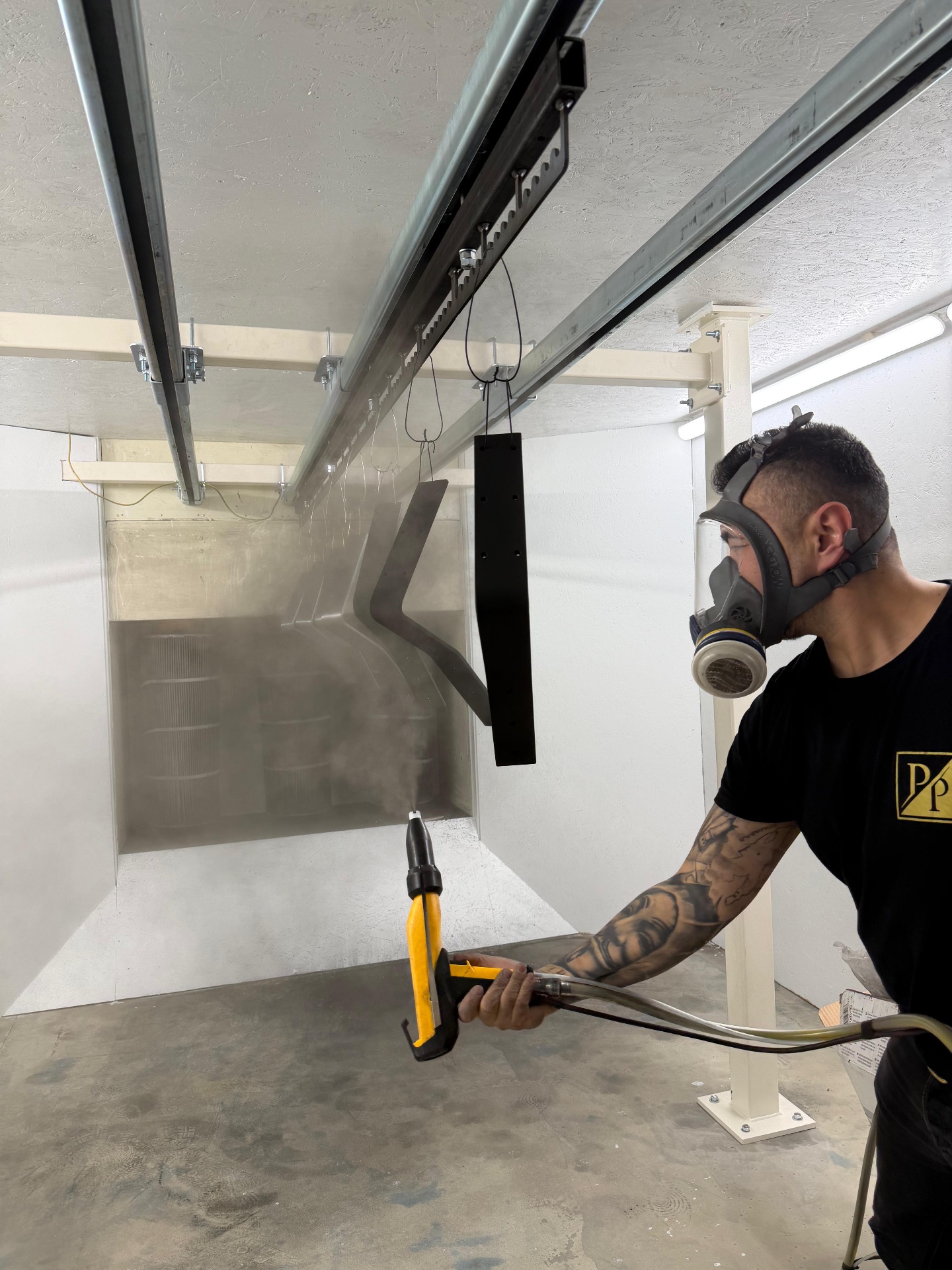 Pulverauftrag auf Bauteil in der Sprühkabine – ProPulver